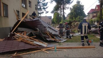 Acoperișul internatului a fost aruncat într-un bloc la aproximativ 100 de metri distanță