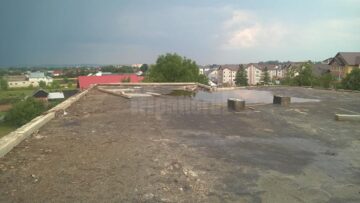 Acoperișul clădirii internatului, cu o suprafață de aproximativ 675 de metri pătrați, a fost smuls în totalitate de vântul puternic de forma unei tornade