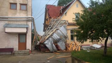 Acoperișul internatului unui liceu, aruncat de o tornadă la aproape 100 de metri, într-un bloc de locuințe