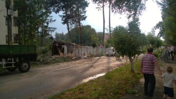 Acoperișul internatului unui liceu, aruncat de o tornadă la aproape 100 de metri, într-un bloc de locuințe