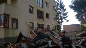 Acoperișul internatului unui liceu, aruncat de o tornadă la aproape 100 de metri, într-un bloc de locuințe