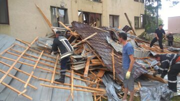 Acoperișul internatului unui liceu, aruncat de o tornadă la aproape 100 de metri, într-un bloc de locuințe