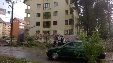 Acoperișul internatului unui liceu, aruncat de o tornadă la aproape 100 de metri, într-un bloc de locuințe
