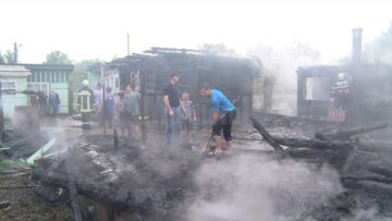 Doi tineri arși, o bătrână omorâtă de trăsnet, iar doi soți, la spital, după ce casa li s-a făcut scrum tot de la un fulger