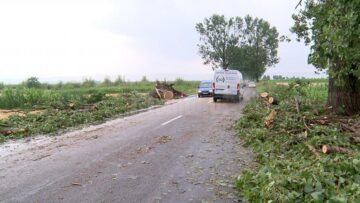Doi tineri arși, o bătrână omorâtă de trăsnet, iar doi soți, la spital, după ce casa li s-a făcut scrum tot de la un fulger