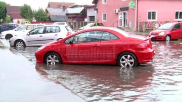Doi tineri arși, o bătrână omorâtă de trăsnet, iar doi soți, la spital, după ce casa li s-a făcut scrum tot de la un fulger