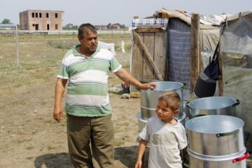 Două tabere de romi își plătesc în zile de muncă șederea pe islaz la Milișăuți