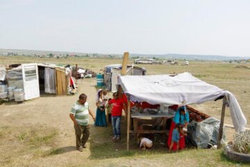 Sub soarele torid, romii trăiesc în condiții de igienă greu de imaginat
