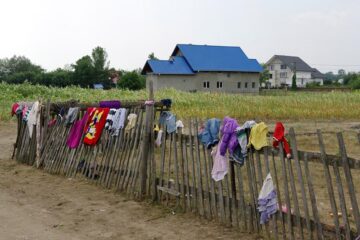 Două tabere de romi își plătesc în zile de muncă șederea pe islaz la Milișăuți