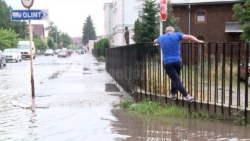 Ploaia torențială a dus la inundarea mai multor străzi din Rădăuți
