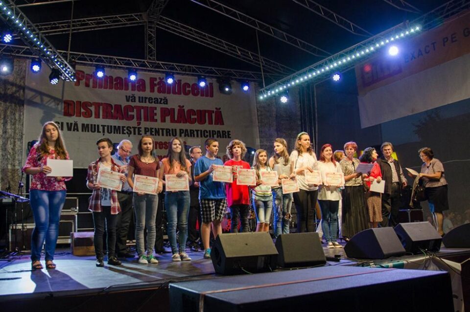 Elevii și sportivii din Fălticeni cu rezultate deosebite la olimpiade și la concursuri, dar și cadrele didactice care îi îndrumă au fost premiate de autoritățile locale