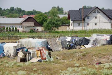 Două tabere de romi își plătesc în zile de muncă șederea pe islaz la Milișăuți