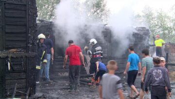 Doi tineri arși, o bătrână omorâtă de trăsnet, iar doi soți, la spital, după ce casa li s-a făcut scrum tot de la un fulger