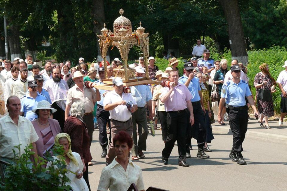 Pe străzile din Fălticeni a fost purtată ieri racla cu moaștele Sfinților Epictet și Astion Pe străzile din Fălticeni a fost purtată ieri racla cu moaștele Sfinților Epictet și Astion
