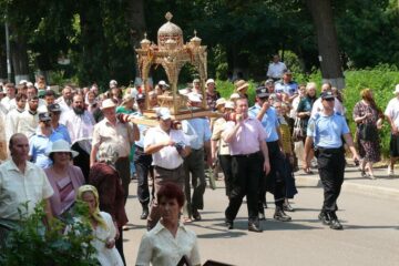 Pe străzile din Fălticeni a fost purtată ieri racla cu moaștele Sfinților Epictet și Astion