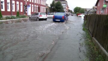 Doi tineri arși, o bătrână omorâtă de trăsnet, iar doi soți, la spital, după ce casa li s-a făcut scrum tot de la un fulger