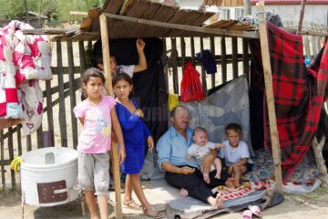 Două tabere de romi își plătesc în zile de muncă șederea pe islaz la Milișăuți