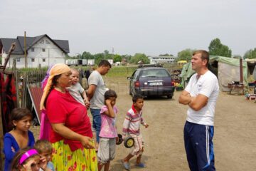 Două tabere de romi își plătesc în zile de muncă șederea pe islaz la Milișăuți