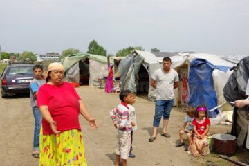Două tabere de romi își plătesc în zile de muncă șederea pe islaz la Milișăuți