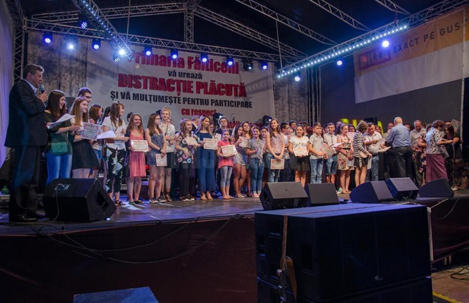 Elevii și sportivii din Fălticeni cu rezultate deosebite la olimpiade și la concursuri, dar și cadrele didactice care îi îndrumă au fost premiate de autoritățile locale