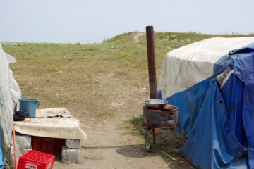 Două tabere de romi își plătesc în zile de muncă șederea pe islaz la Milișăuți