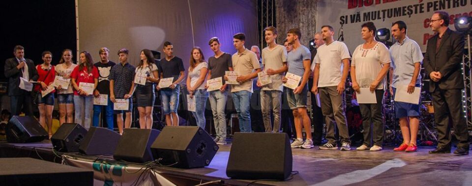 Elevii și sportivii din Fălticeni cu rezultate deosebite la olimpiade și la concursuri, dar și cadrele didactice care îi îndrumă au fost premiate de autoritățile locale