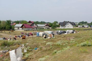 Două tabere de romi își plătesc în zile de muncă șederea pe islaz la Milișăuți
