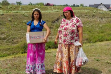 Două tabere de romi își plătesc în zile de muncă șederea pe islaz la Milișăuți