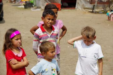 Două tabere de romi își plătesc în zile de muncă șederea pe islaz la Milișăuți