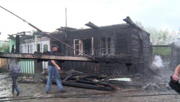 Doi tineri arși, o bătrână omorâtă de trăsnet, iar doi soți, la spital, după ce casa li s-a făcut scrum tot de la un fulger
