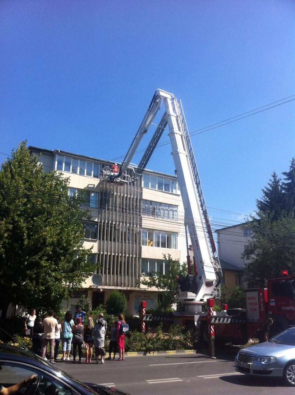 Pompierii au intrat în apartamentul octogenarei, situat la etajul IV, pe un geam de la balcon Pompierii au intrat în apartamentul octogenarei, situat la etajul IV, pe un geam de la balcon