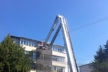 Pompierii au intrat în apartamentul octogenarei, situat la etajul IV, pe un geam de la balcon