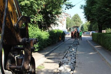 Pe strada Baladei s-a spart asfaltul cu piconul de mai mult de o săptămână