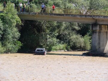 Autovehiculul de teren a rupt parapetul și a plonjat de pe pod în apă