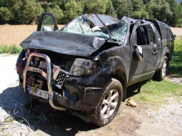 Un bărbat în vârstă de 41 de ani a murit după ce a plonjat cu mașina de pe pod în râu