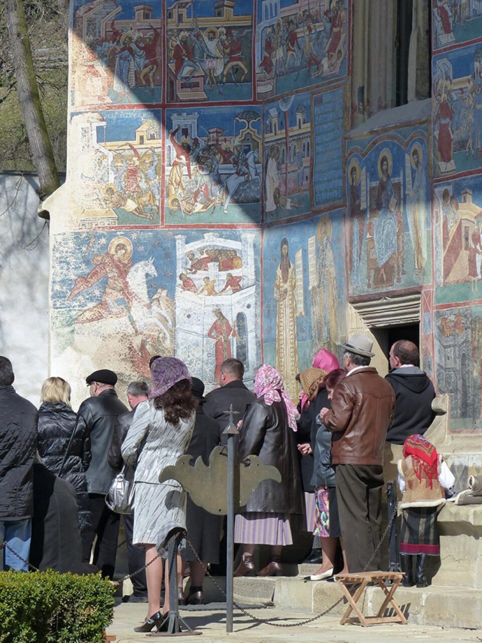 Ce să faci dacă fiul sau fiica nu vrea să poarte crucea la gât?
