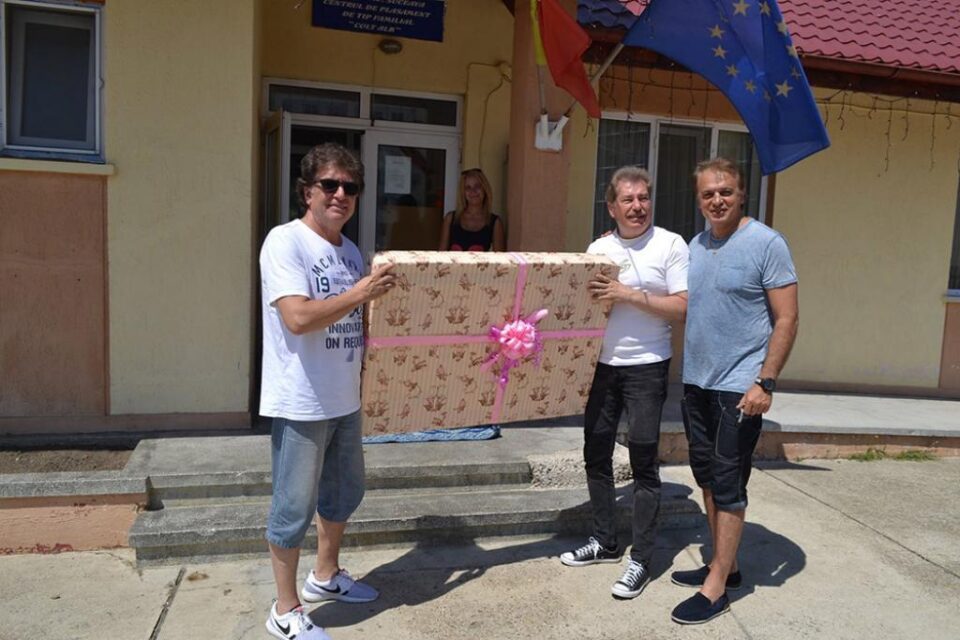 Trupa Holograf a donat un televizor copiilor de la "Colț Alb"