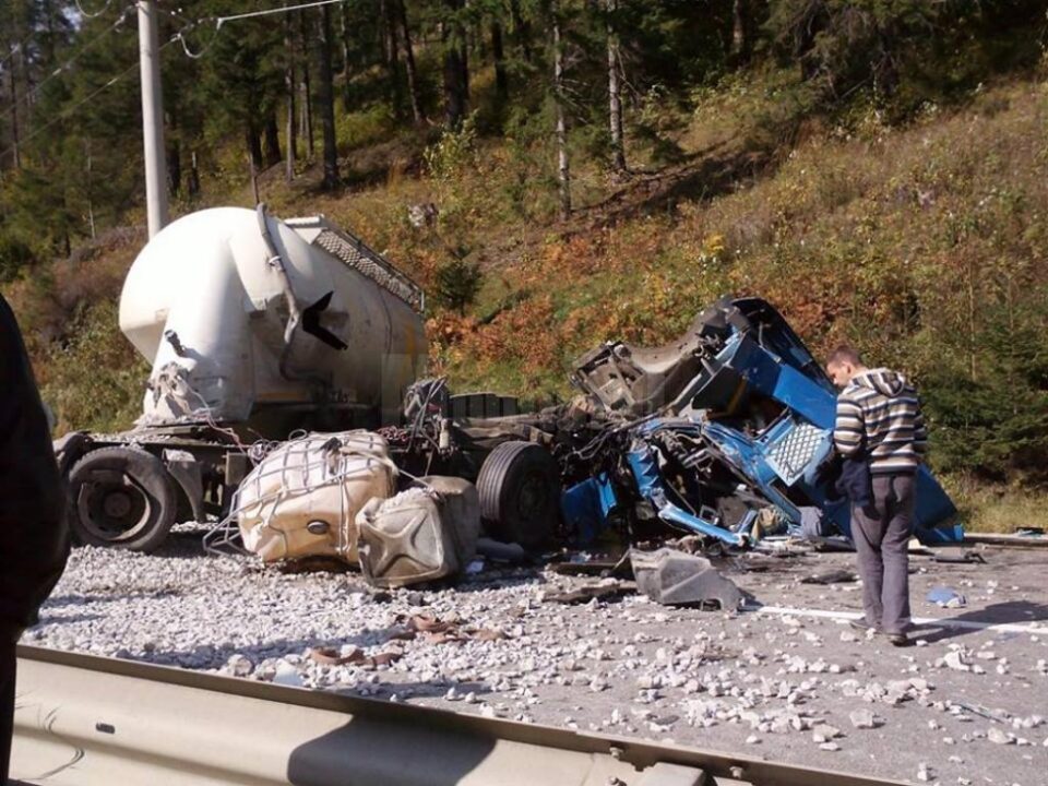 Accidentul petrecut pe DN 17, pe raza comunei Pojorâta, în urma căruia două tiruri s-au făcut zob FOTO: Andreea SIRAN Accidentul petrecut pe DN 17, pe raza comunei Pojorâta, în urma căruia două tiruri s-au făcut zob FOTO: Andreea SIRAN