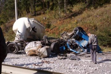 Accidentul petrecut pe DN 17, pe raza comunei Pojorâta, în urma căruia două tiruri s-au făcut zob FOTO: Andreea SIRAN