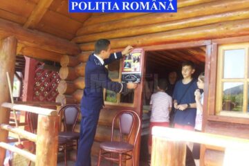 Materiale preventive, împărțite de polițiști în zone turistice de pe raza județului