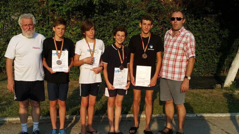 Ștafeta masculină medaliată cu bronz, încadrată de antrenorii Tiberiu Horgos și Cezar Moscaliuc Ștafeta masculină medaliată cu bronz, încadrată de antrenorii Tiberiu Horgos și Cezar Moscaliuc