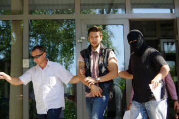 Joi după-amiază, procurorii DIICOT au dispus reținerea pentru 24 de ore a tânărului din Siret, iar vineri au cerut arestarea preventivă a acestuia