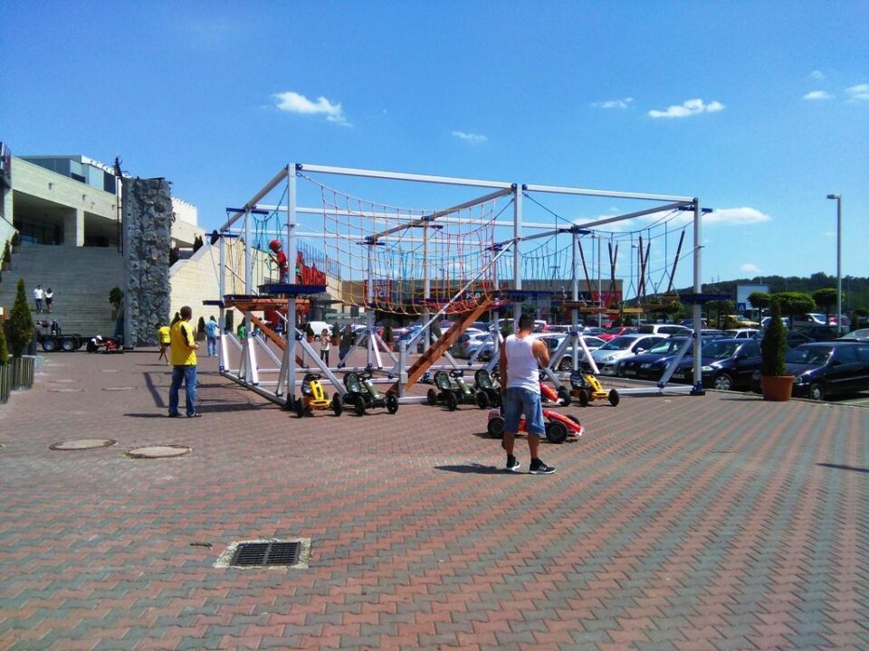 Copiii pot merge cu minicarturile și cu tricicletele electrice, la Bucovina Turism Activ Copiii pot merge cu minicarturile și cu tricicletele electrice, la Bucovina Turism Activ