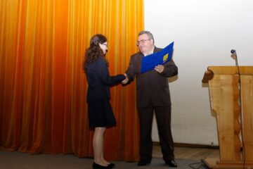 Eleva a fost premiată, la finele anului școlar, de directorul Colegiului „Ștefan cel Mare”, prof. Dan Popescu