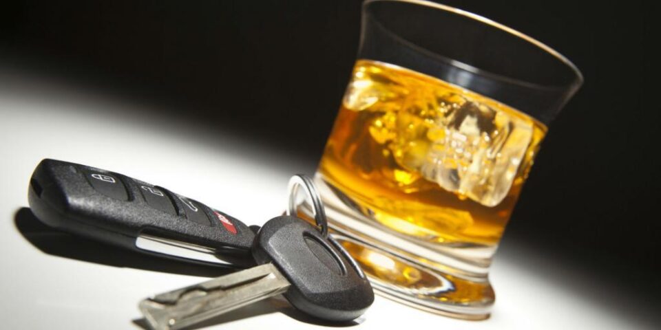 Și-a lăsat amicul la volan, deși era beat și nu avea nici permis de conducere