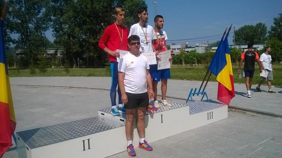 Antrenorul Radu Mihalescu alături de campionul național Andrei Gafița și de ceilalți doi medaliați, pe podiumul de premiere