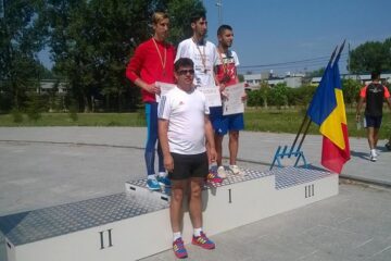 Antrenorul Radu Mihalescu alături de campionul național Andrei Gafița și de ceilalți doi medaliați, pe podiumul de premiere