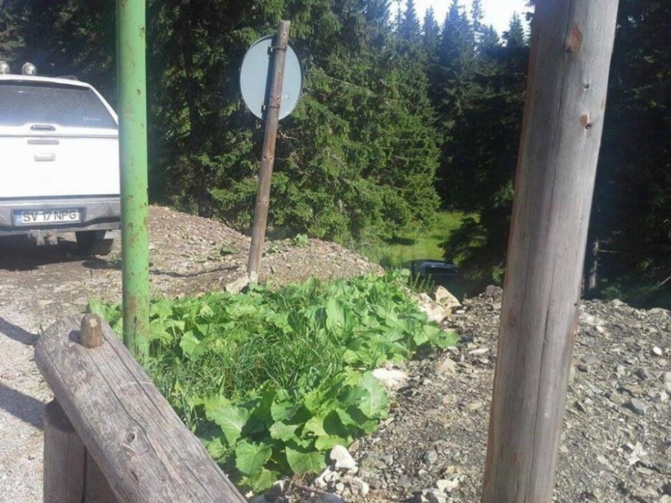 Și-a lăsat mașina în parcarea înclinată din apropierea motelului de pe Rarău și a găsit-o căzută într-o râpă