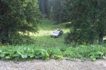 Autoturismul a căzut într-o râpă, la circa 25 de metri de locul în care fusese parcat inițial
