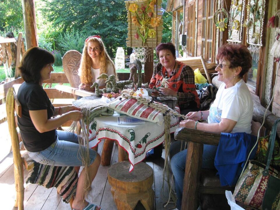Clubul Femina sau atelierul de sfori și paie